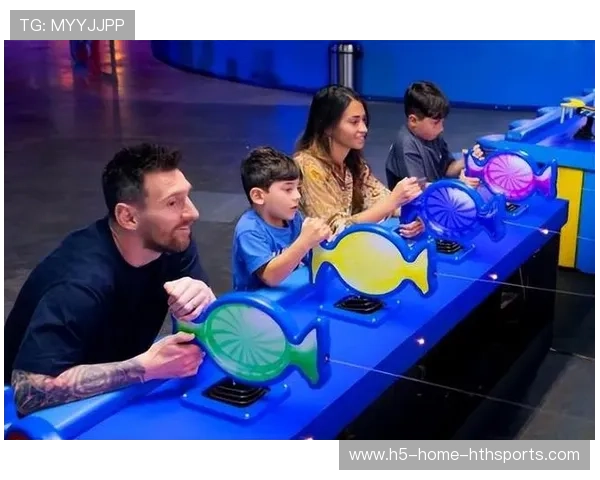 梅西教儿子踢球像温柔老师,亲子时光见证天赋与爱 梅西教儿子踢球像温柔老师,亲子时光见证天赋与爱