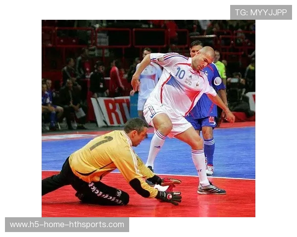 球星在训练中练习“反向斜塞”,制造禁区空档成为目标 球星在训练中练习“反向斜塞”,制造禁区空档成为目标