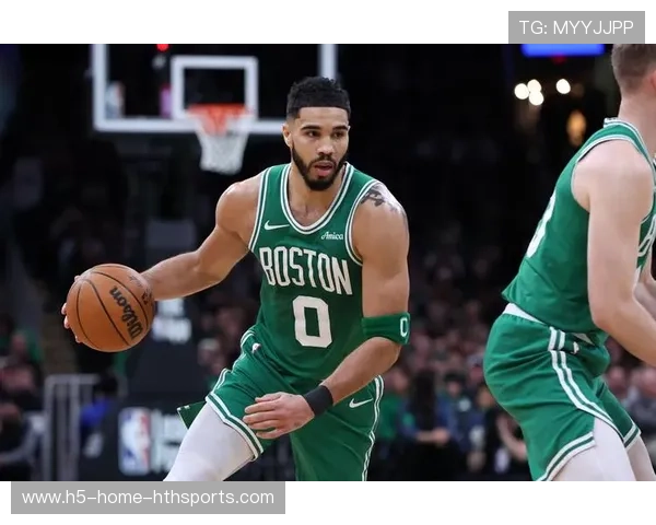 布朗关键抢断,绿军防守反击得分