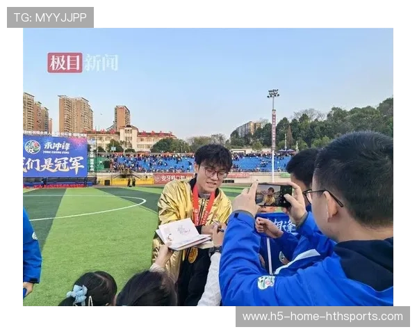 冠军球队球员参与公益拍卖筹款支持基层体育设施，冠军球场