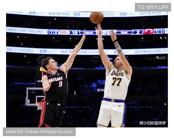 东契奇示范级后撤步三分命中，独行侠狂吹反击号角